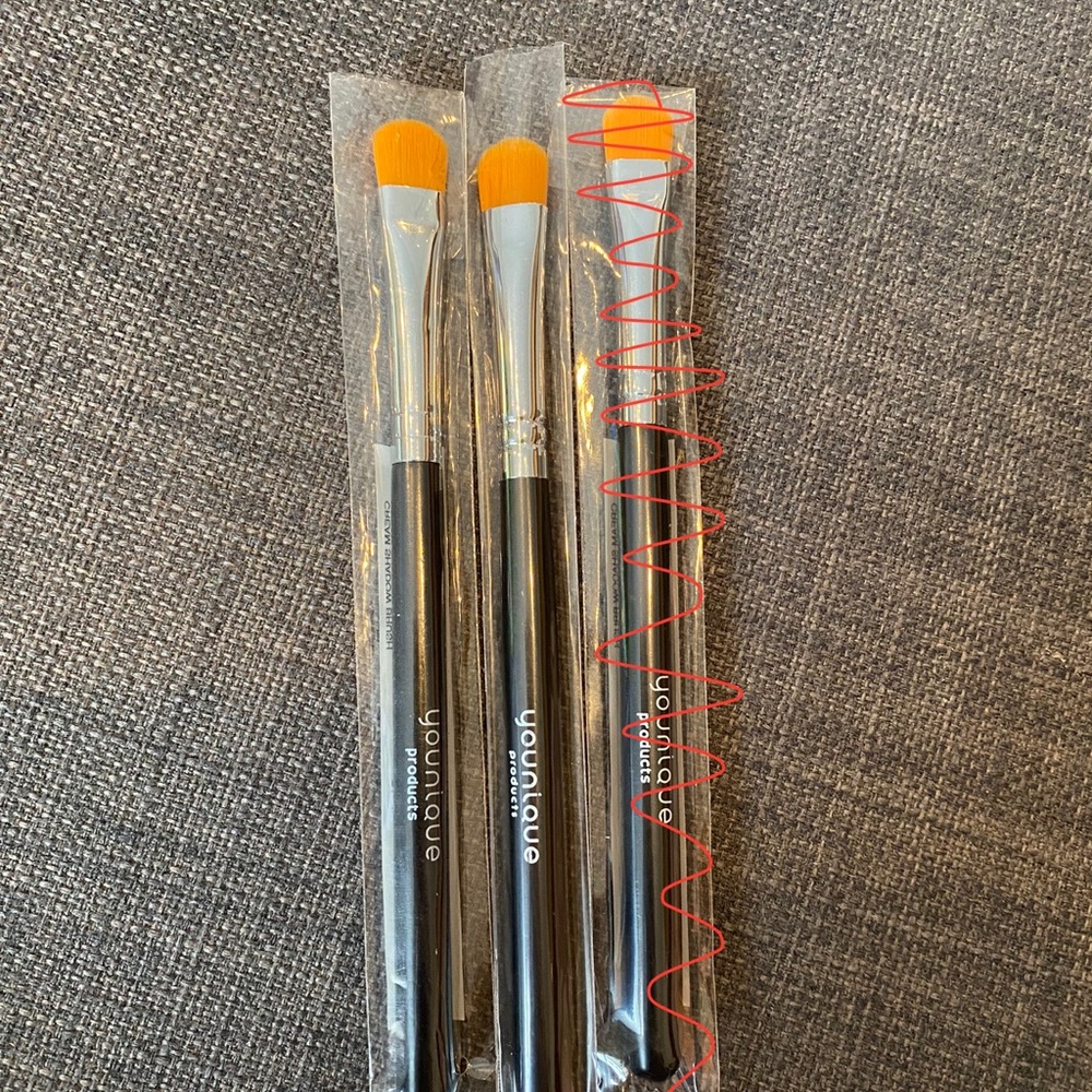 Younique cream shadow brush